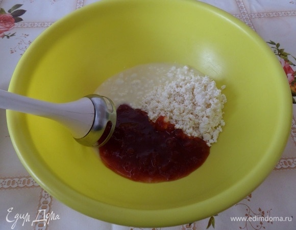 Готовим творожный крем. В чашку выкладываем творог, сгущенное молоко и домашнее абрикосовое варенье.