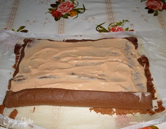 Разворачиваем остывшую основу для рулета. Выкладываем творожный крем, отложив 2 ст. л. для верхнего покрытия рулета. Сворачиваем рулет.