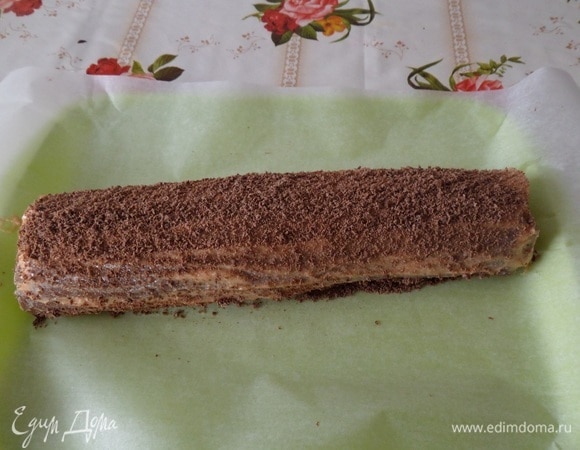 Посыпаем рулет измельченным шоколадом.