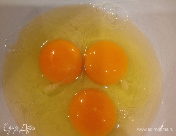 Сахар взбиваю с яйцами до пышной пены. Соединяю с тестом.