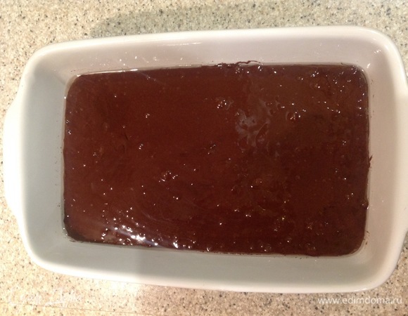 Форму смазываю маслом. Выливаю в нее тесто. Ставлю в духовку на 30–40 минут. Проверяем периодически. Готовность зависит от возможностей вашей духовки.