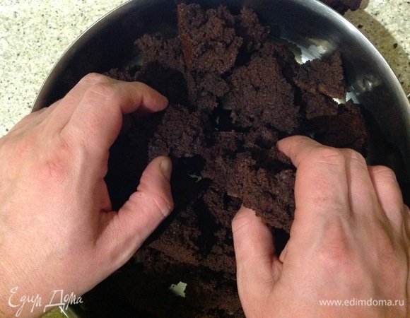 Положить в удобную емкость. Мелко раскрошить.