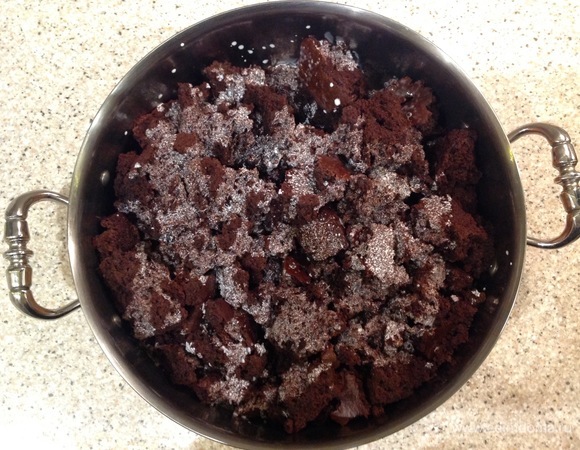 Добавить молоко. Выпечка станет мягкая и влажная.