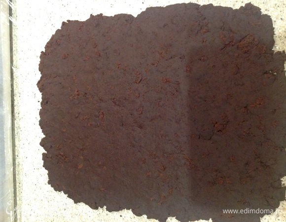 Растелить пищевую пленку. Выложить крошки аккуратно, раскатать скалкой. Придать форму прямоугольника. Оставить на 10 минут.