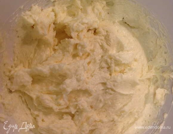 Готовлю крем. Взбиваю сливочное масло с сахаром до белой массы. Добавляю сгущенное молоко. Взбиваю еще 3–5 минут.