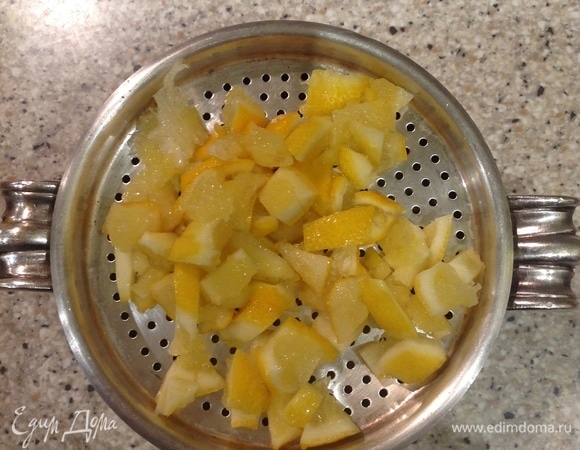 Лимон мелко нарезаю, соединяю с сахарной пудрой. По желанию можно измельчить в блендере.