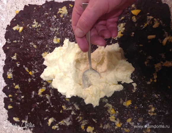 Щедро смазываю выпечку лимоном. Кладу крем. Распределяю по всему прямоугольнику.