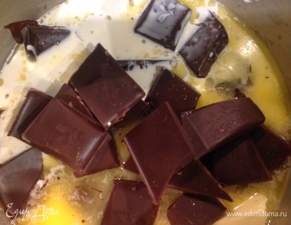 Шоколад растопить со сливками. Добавляю сливочное масло. Хорошо перемешиваю. Вынуть рулет из холодильника. Смазываю растопленным шоколадом.