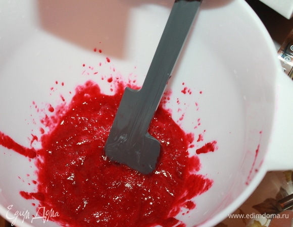 Положить в чашу 300 г клюквенного пюре. Добавить к нему яичные желтки, цедру апельсина, сахар. Установить насадку для мягких смесей и перемешать до однородности. Установить регулятор температуры кухонной машины на 85°C и, непрерывно помешивая, на небольшой скорости довести крем до загустения.