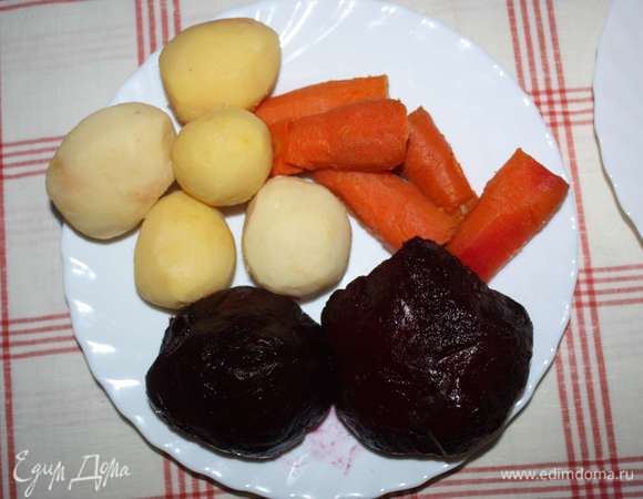 Свеклу, морковь, картофель очистить.