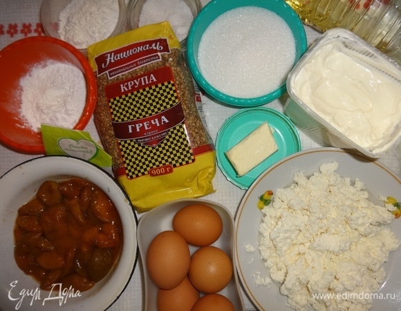 Подготовить все продукты, необходимые для приготовления запеканки.