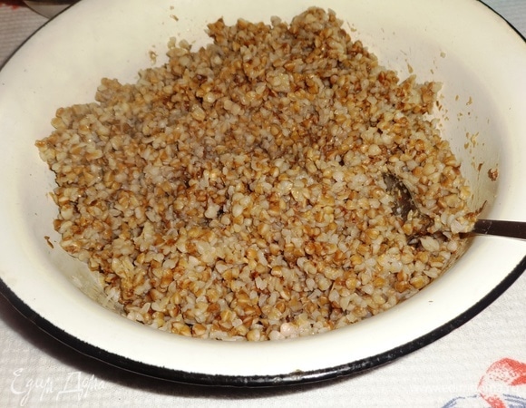 Для приготовления каши вскипятить воду, немного посолить, всыпать гречу ТМ «Националь». Довести до кипения, убавить огонь, накрыть крышкой и варить 15–20 минут. Готовую кашу переложить в миску и дать ей полностью остыть. Когда запеканка уже была готова, я только потом сообразила, что кашу можно было измельчить блендером для получения более нежной консистенции запеканки. Так что имейте это в виду.