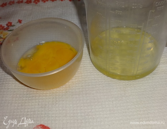 Три яйца разделить на белки и желтки. Белки поставить в холодильник.