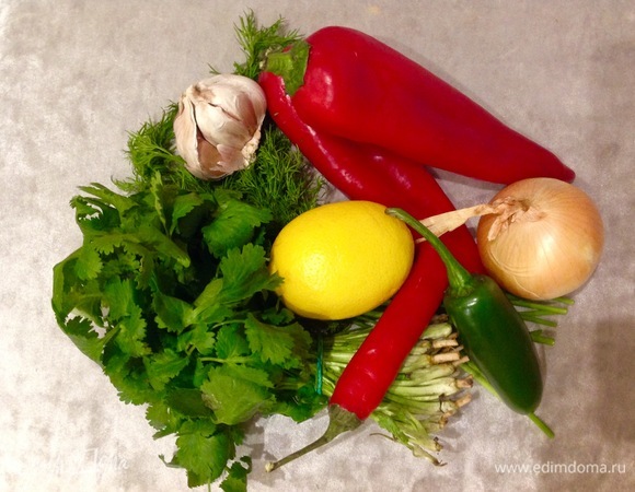 Нарезаю зелень, сладкий перец, перец чили и халапеньо. Чеснок режу просто пополам. Лук нарезаю кубиками.