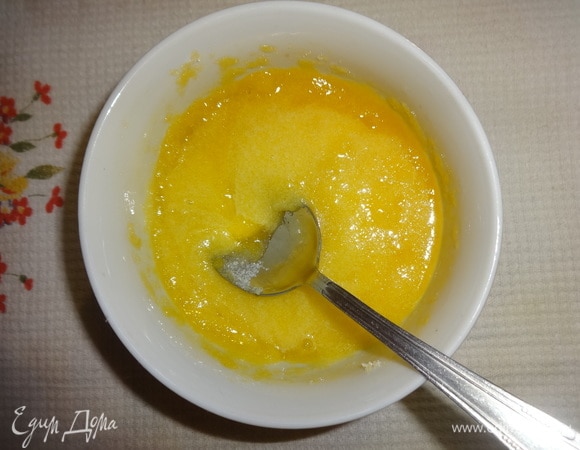 Желтки растереть с сахаром (3/4 стакана).