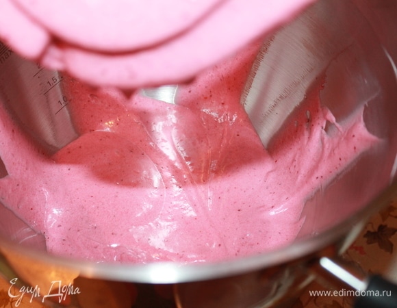 Аккуратно соединить остывший крем со взбитым маслом и хорошо взбить. Перелить в другую посуду, закрыть пищевой пленкой, поставить в холодильник на два-три часа, можно на ночь.