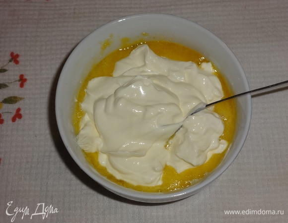 В яично-сахарную массу добавить сметану, перемешать.
