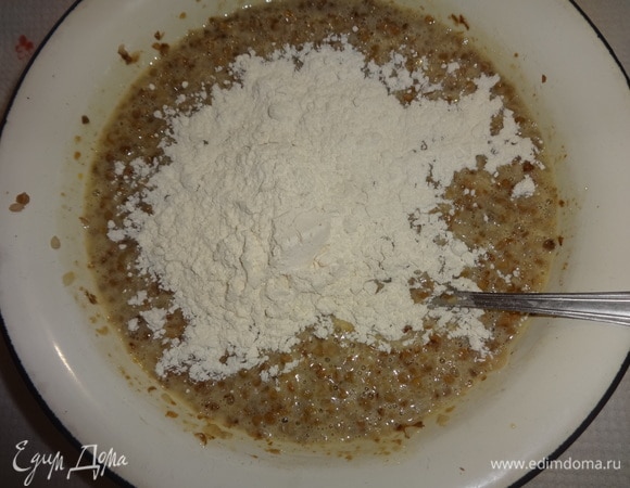 Всыпать муку и еще раз перемешать.