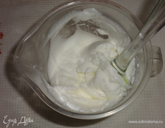 Белки взбить.