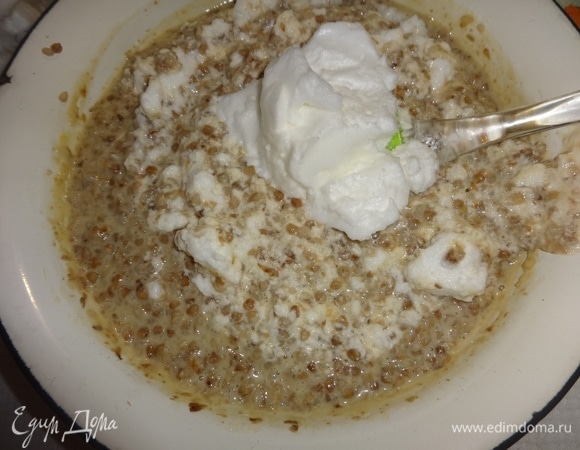 Частями добавлять белки в гречневую массу и осторожно перемешивать лопаткой сверху вниз.