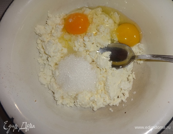 Творог растереть с яйцами, сахаром и ванилином.
