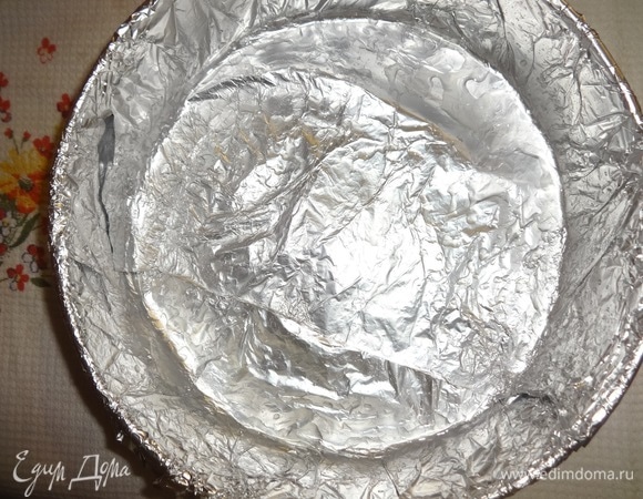 Разъемную форму застелить фольгой. Смазать растительным маслом.