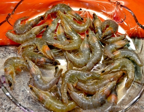 Разморозить королевские креветки, очистить от панциря и кишечника.