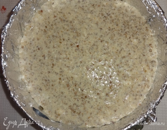 Выложить в форму половину гречневой массы.