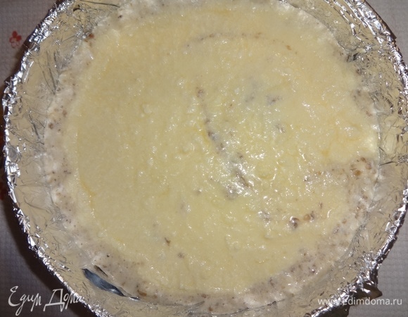 Затем — творожную массу.
