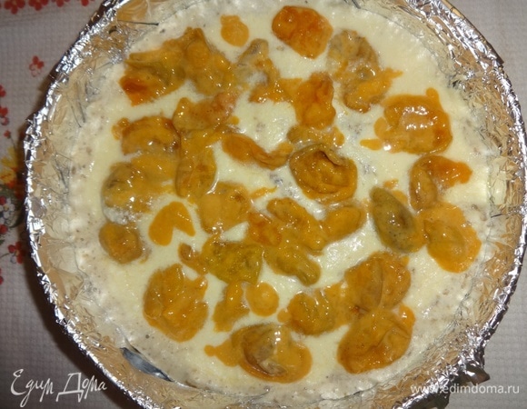 Выложить слой абрикосов с крахмалом.