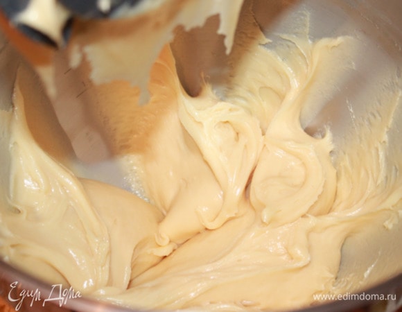 Отключить нагрев и вымешивать, пока температура на датчике не опустится до 60°C. В несколько приемов на минимальной скорости вмешать меланж в тесто, каждый раз вымешивая до однородности. Периодически останавливать машину и проверять тесто на готовность. Тесто готово, когда его можно будет растянуть между большим и указательным пальцами на 2,5–3 см. 