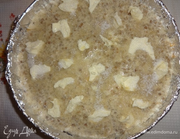 Посыпать сахаром. Поставить форму в духовку, разогретую до 170–180°C, на 45–50 минут. По окончании приготовления запеканка еще будет выглядеть жидкой, но потом все застынет. После выключения духовки немного подержать форму в духовке.