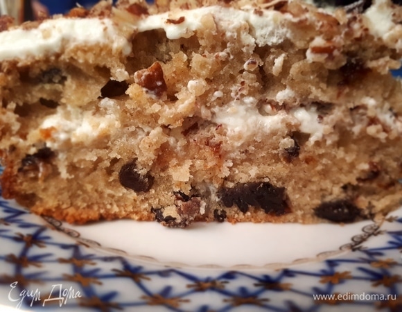 Коврижку разрезать вдоль на две части. Каждую часть пропитать кремом, а нижнюю посыпать молотым грецким орехом.