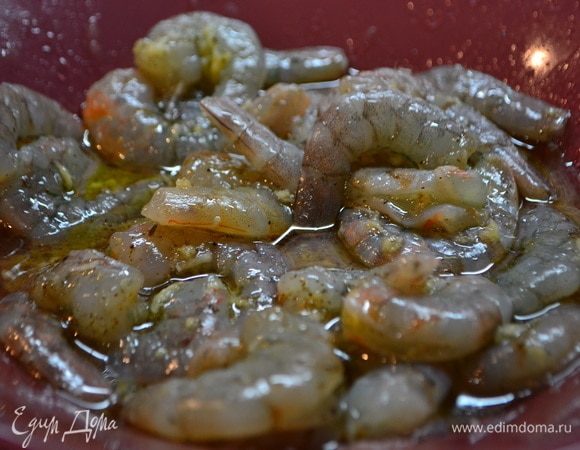 Промыть креветки, приготовить соус из рисового уксуса, соли, оливкового масла, перца молотого черного, чеснока, натертого на мелкой терке. Перемешать все ингредиенты и оставить на 30 минут.