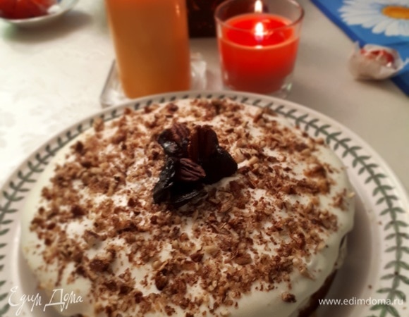 Сборка: соединить две половинки кремом внутрь. Оставшимся кремом полить сверху торт и посыпать по желанию грецким орехом, украсить черносливом.