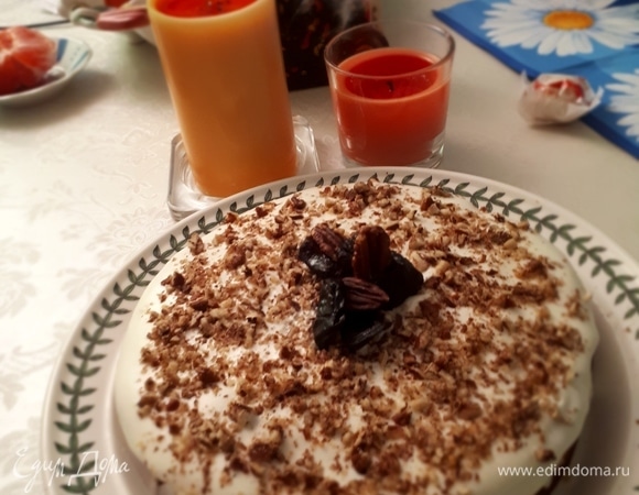 Дать торту постоять и пропитаться кремом минимум 30 минут, можно оставить на ночь.