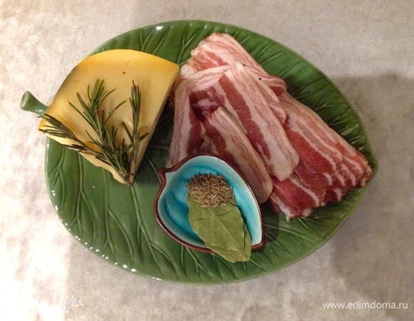 Сыр тру на терку. Бекон — соломкой.