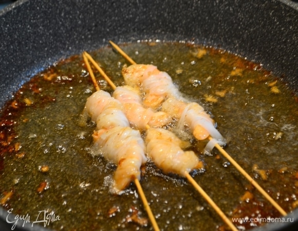 Затем обжарить в масле до золотистого цвета. Выложить на салфетку.