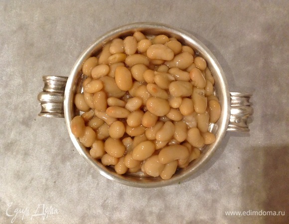 Открываю фасоль, промываю ее холодной водой. Соединяю с нарезанными перцами, луком, беконом, добавляю томаты, соль, тмин, розмарин, лавровый лист, чеснок. Поджариваю без масла 3–5 минут.