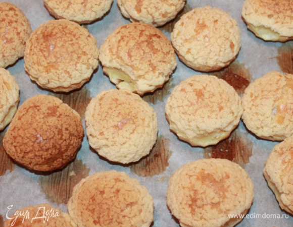 Выпекать при температуре 180–200°C около 30 минут до хорошего румянца (ориентироваться по своей духовке). Сразу же специальной насадкой проделать в еще горячих пирожных отверстия для наполнения кремом (снизу). Впоследствии для начинки профитролей использовать подобную насадку большего диаметра.