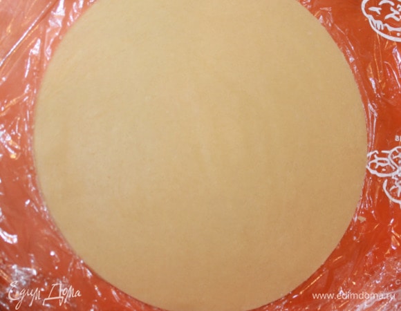 Из оставшегося заварного теста сделать диск, равный диаметру торта, — 27,5 см (полностью заполненный заварным тестом). На диск заварного теста положить такой же по диаметру диск кракелина. Выпекать диски в духовом шкафу 25–30 минут.