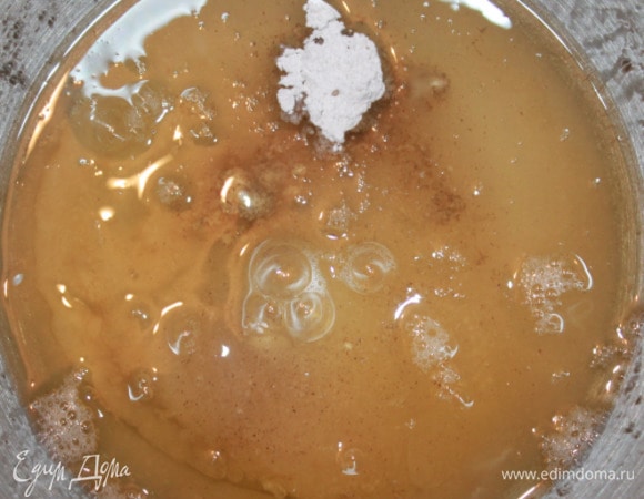 Итальянская меренга. Можно сделать вручную или на плите. Но автоматический режим настолько волшебный, что я не удержалась и сделала с его помощью. Выбрать программу «Сладкие блюда», затем — раздел «Итальянская меренга». Установить насадку-венчик. Поместить белок, сахар и воду в чашу. Надеть крышку для защиты от брызг. Нажать на кнопку «t» для включения высокоскоростного высокотемпературного режима и выбрать скорость 6. Для подтверждения нажать на ручку настройки дисплея/кнопку ввода. Машина сама все сделает за нас. Машине нужно около часа, чтобы сделать итальянскую меренгу без участия человека.