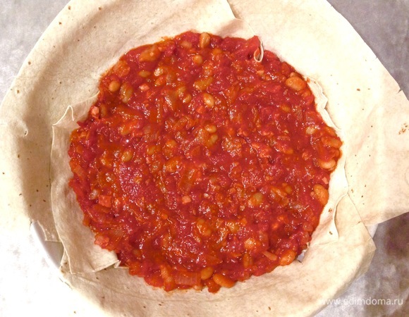 Выкладываю начинку в форму с лавашом.