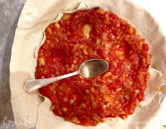 Ложкой делаю углубления для яиц.