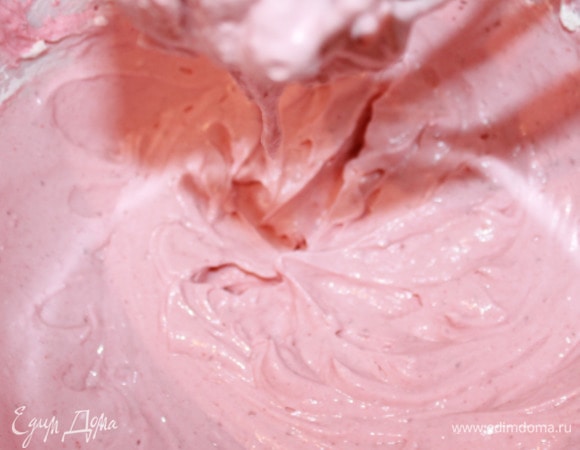 Оставить немного меренги для украшения торта. Оставшуюся взбить с клюквенным курдом комнатной температуры.