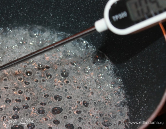 Сварить карамель до 118°C. Добавить в карамель пять капель пищевого красителя.