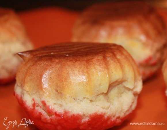 Окунуть в карамель профитроли кракелиновыми верхушками. Начинить профитроли клюквенным кремом.