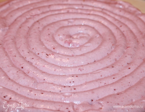 Выложить на один слоеный круг клюквенный крем.