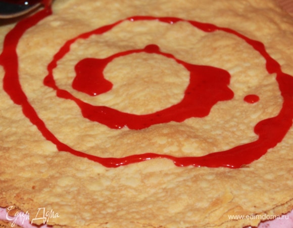 Сверху уложить второй слоеный корж, полить карамелью.