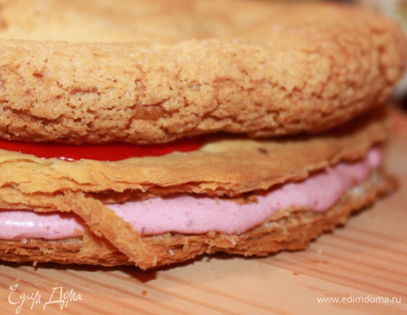 На карамели закрепить заварной корж с кракелином. Сверху по окружности выложить профитроли, окуная их в горячую карамель. Верхушки украсить клюквой в «снегу».